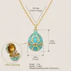 Collana azzurra a forma di uovo con gallo dorato all'interno