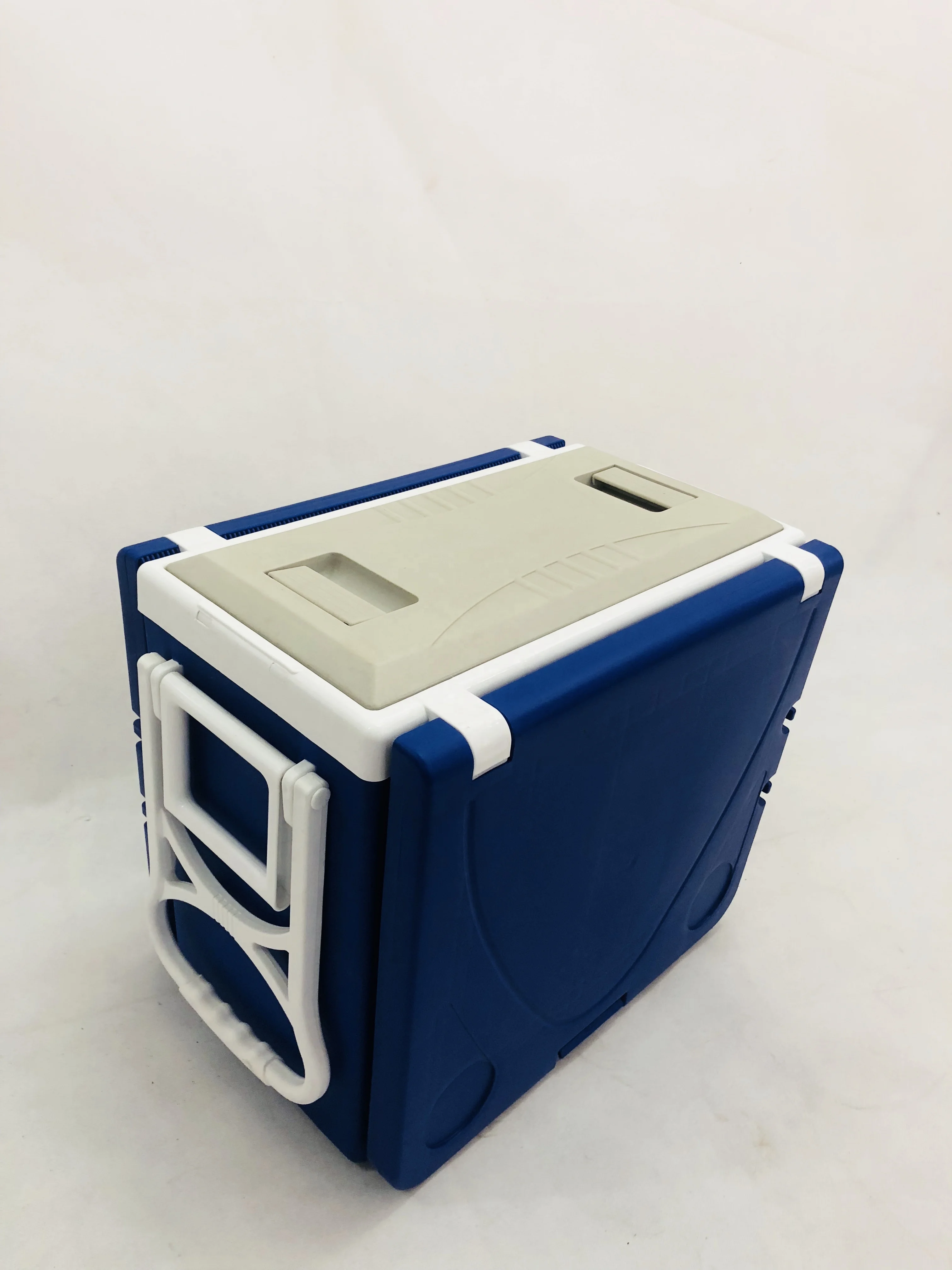 28L Insulated Cooler Box with Handle and Wheels Perfect for Picnics