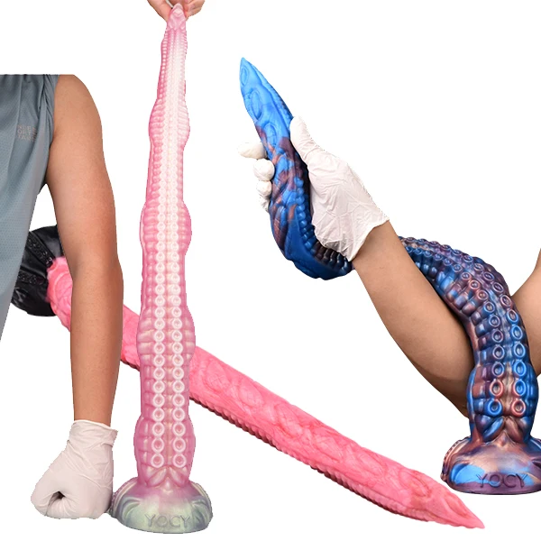 U anusiga dildo tiqdi.