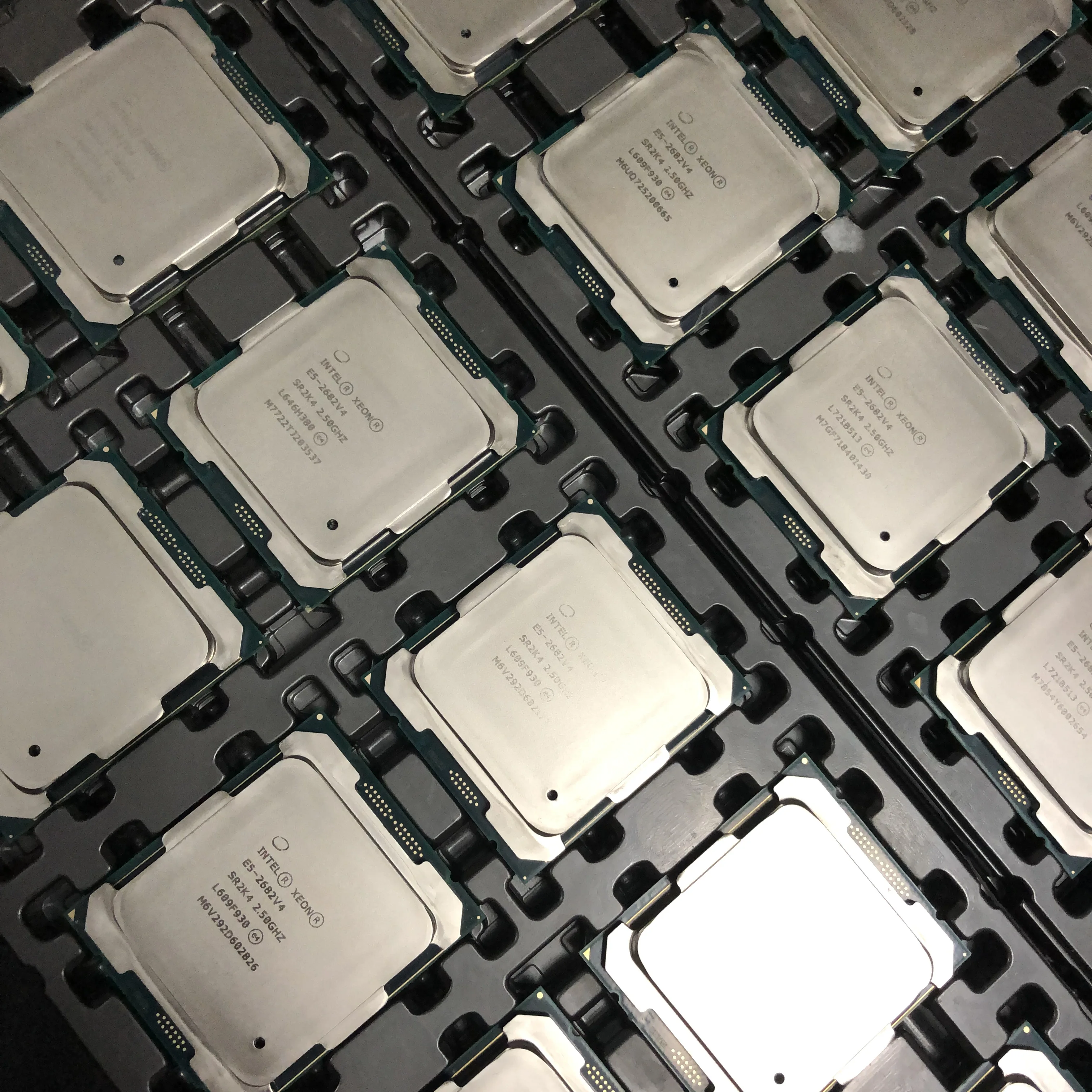 Intel Xeon E-2468 Tray au meilleur prix sur
