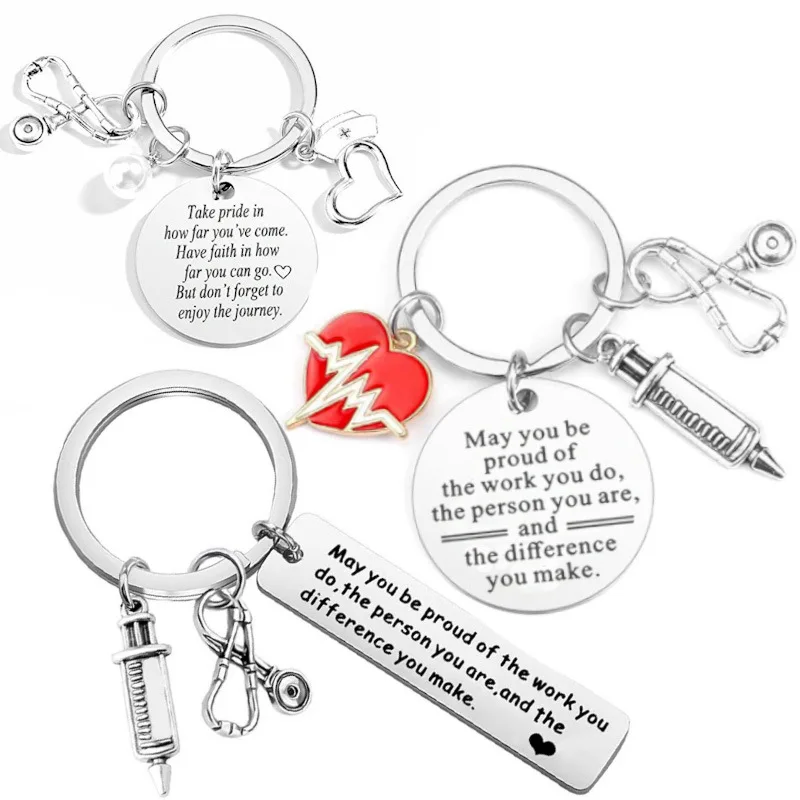PIMXL Portachiavi da Infermiera in Acciaio Inossidabile da 4 Pezzi con Siringa, Cuffia da Infermiera e Stetoscopio - Ottima Idea Regalo per Il Personale Medico (4 Colori