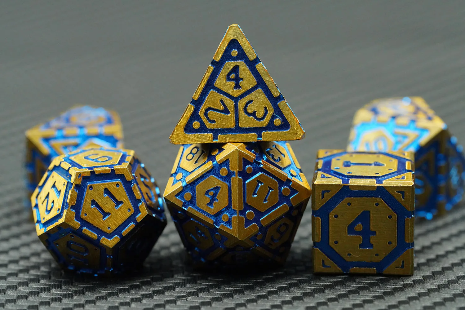 Newly Designed 7-Piece RPG Metal Dice Set 16MM Dragon and Dungeon Gold and Blue Zinc Alloy Polyhedral for DND Games details