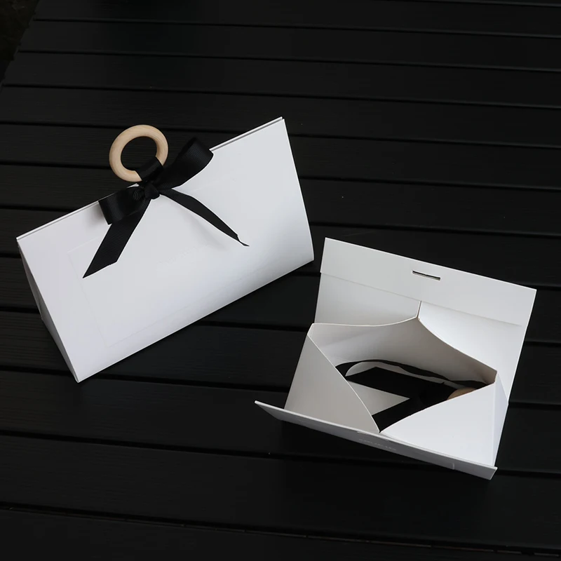 luxury custom Triangle paper wedding favor sweet candy box with handle supplier