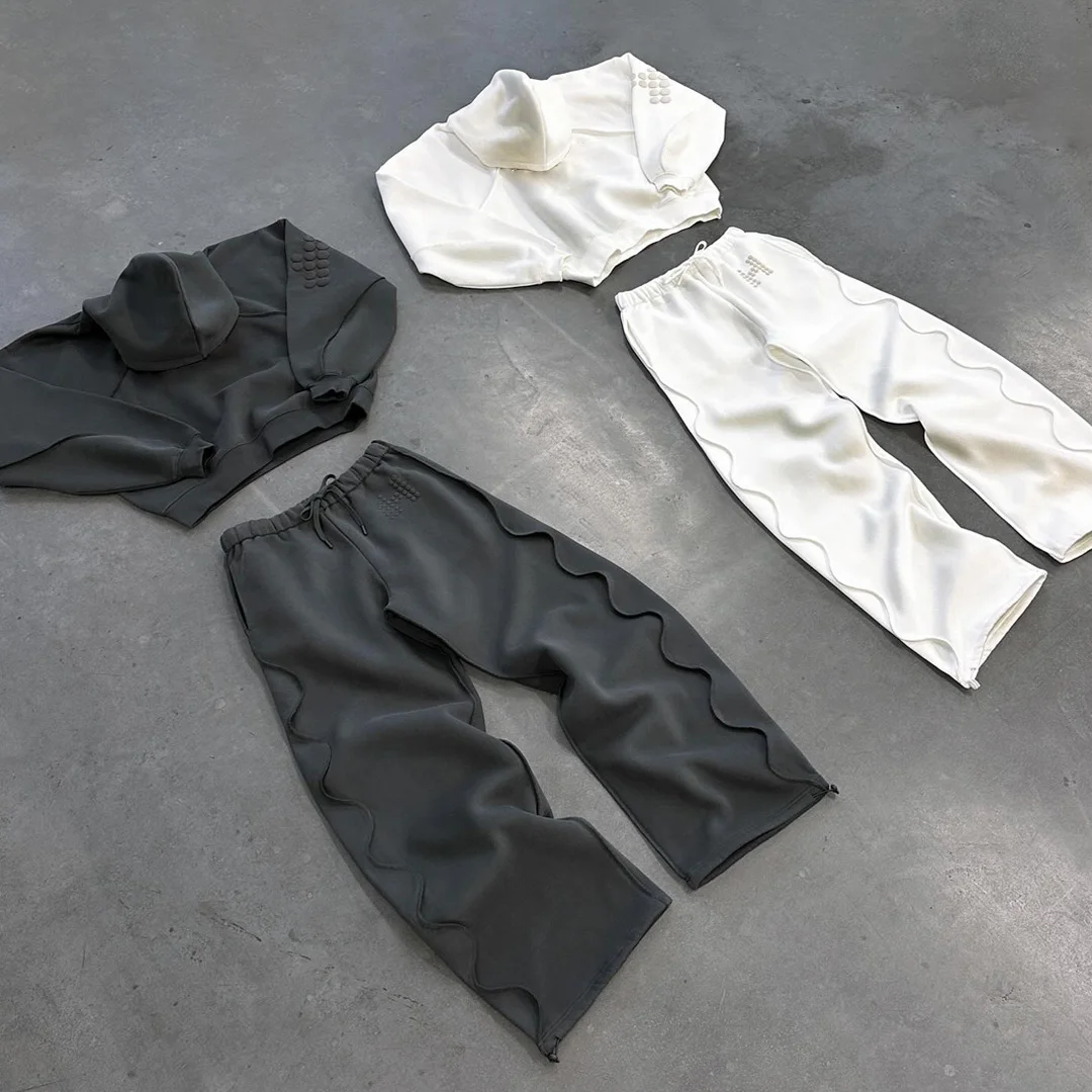 Brugerdefineret enfarvet herresportskit: Minimalistisk hoodie med bølget kant og kortet længde samt brede sweatpants med trækstrop i talje, 2-delset casual tracksuit