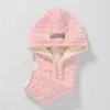 Gorro de cuatro puntas rosa y blanco de doble capa.