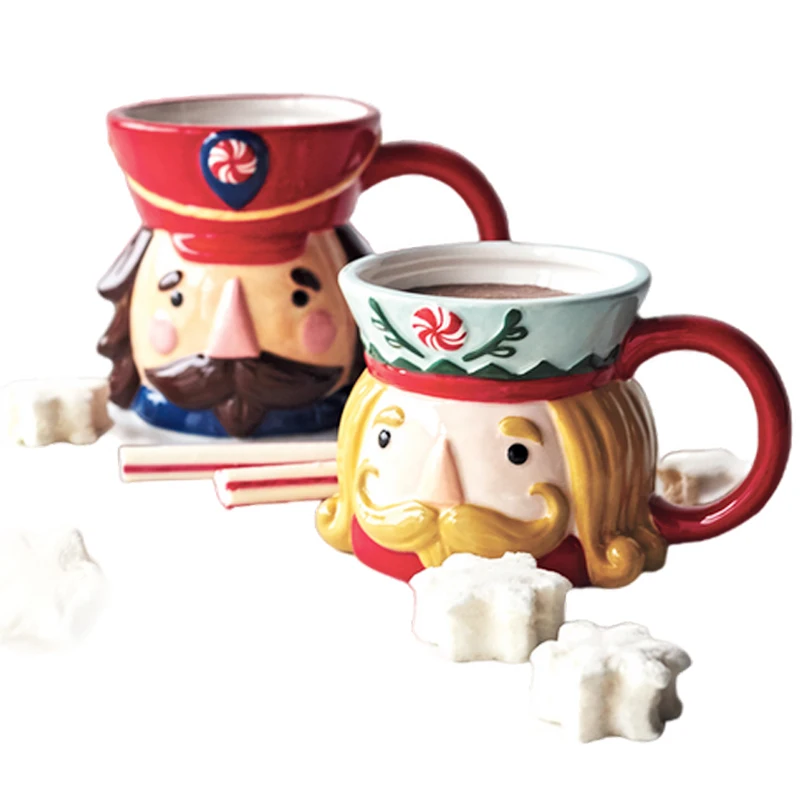Taza con figura de cascanueces soldado en cerámica, pieza decorativa navideña al por mayor, figurilla de porcelana tridimensional con estilo de dibujos animados