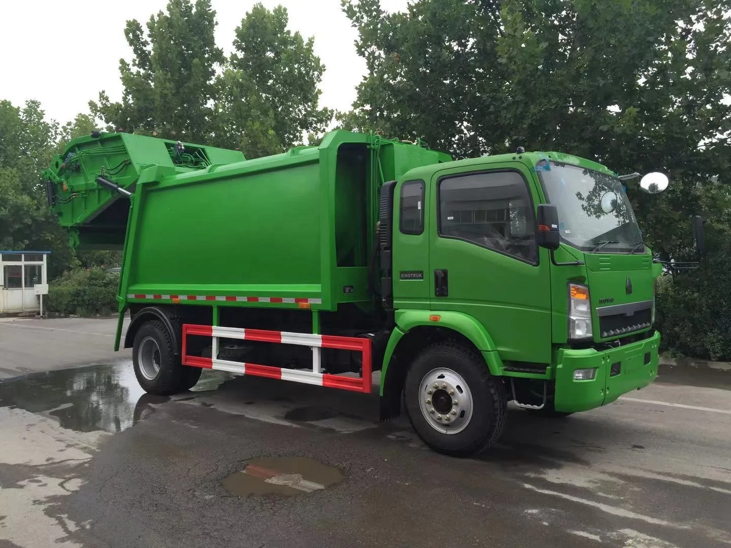 Factory Delivery Directly HOWO Light Rear Waste Collection Truck Municipal Sanitation Refuse Garbage Management Truck for Sale