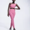 traje rosa