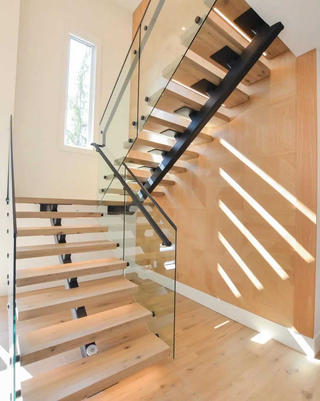 12mm Thickness SGCC Standard Glass Railing Oak Wood Treads Mono Beam Stairs details