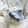 Gorro de punto con flores azules