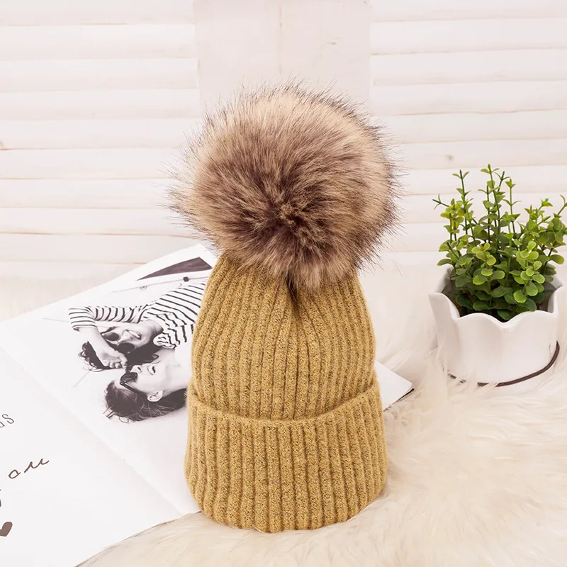 wholesale trendy knitted hats with pompom