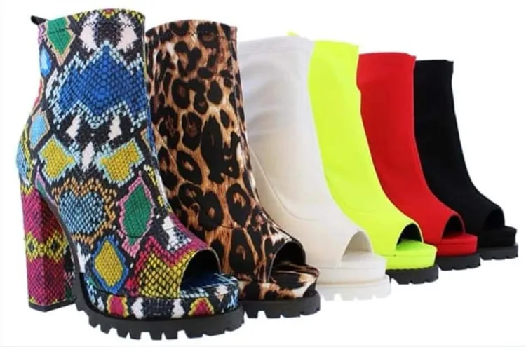 Женские ботильоны со змеиным принтом полусапожки на платформе и высоком массивном каблуке с открытым носком