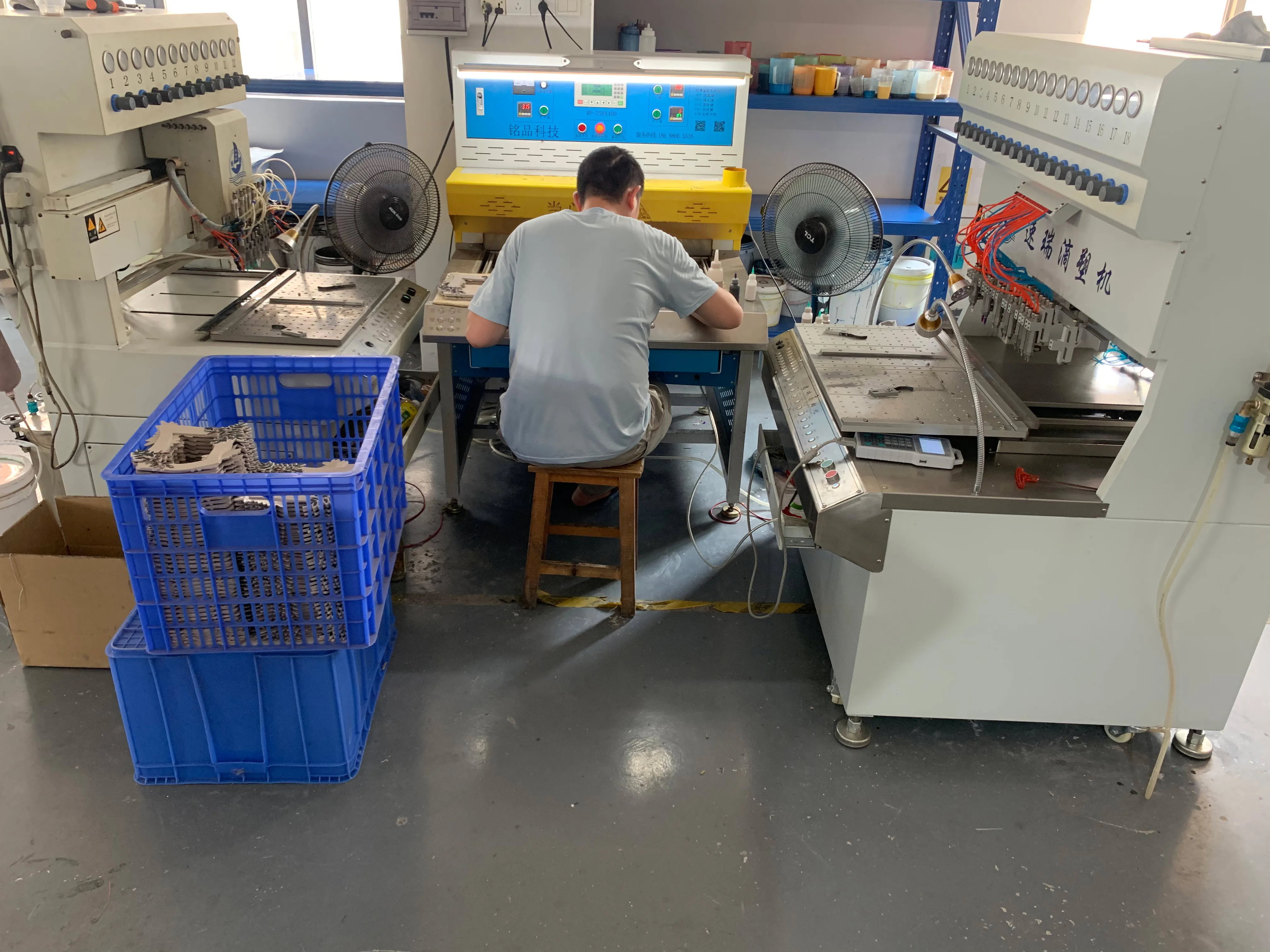 Zhongshan City Hongfeng Craft & Adornment Factory 1