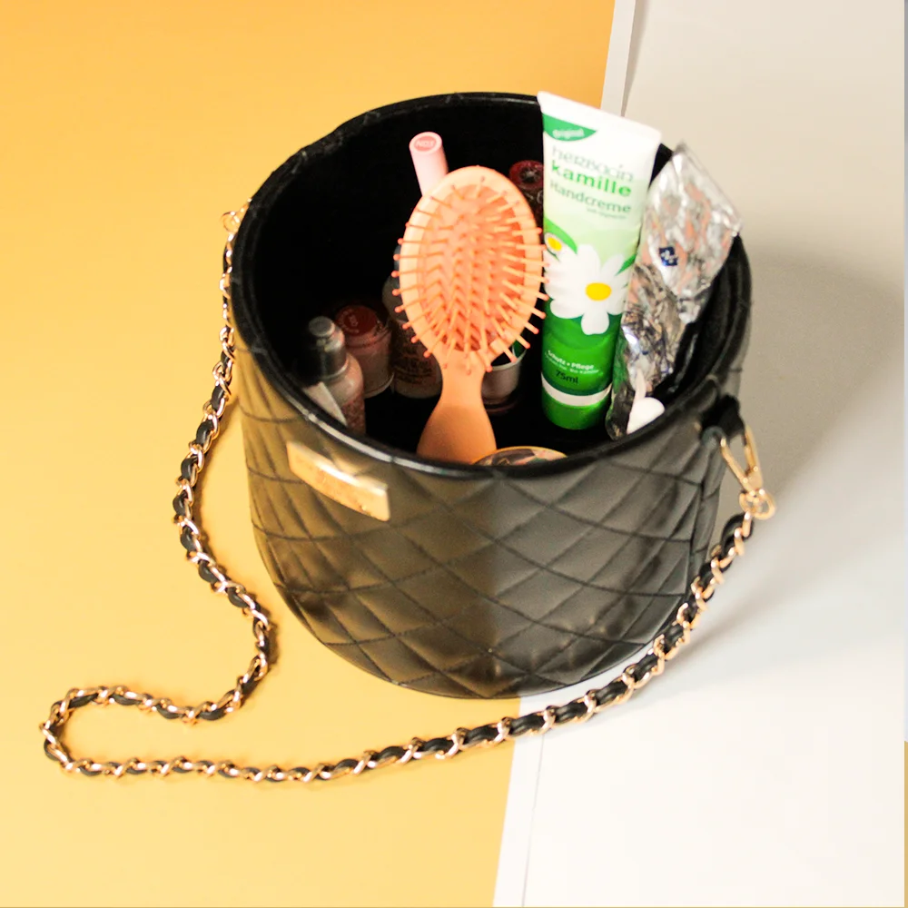 Fabricant de luxe Vente en gros Taille personnalisée Sacs de rangement en cuir ronde avec logo métallique pour trajets quotidiens, emballage cadeau avec poignée en chaîne