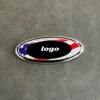 Insignia de color + logotipo plateado