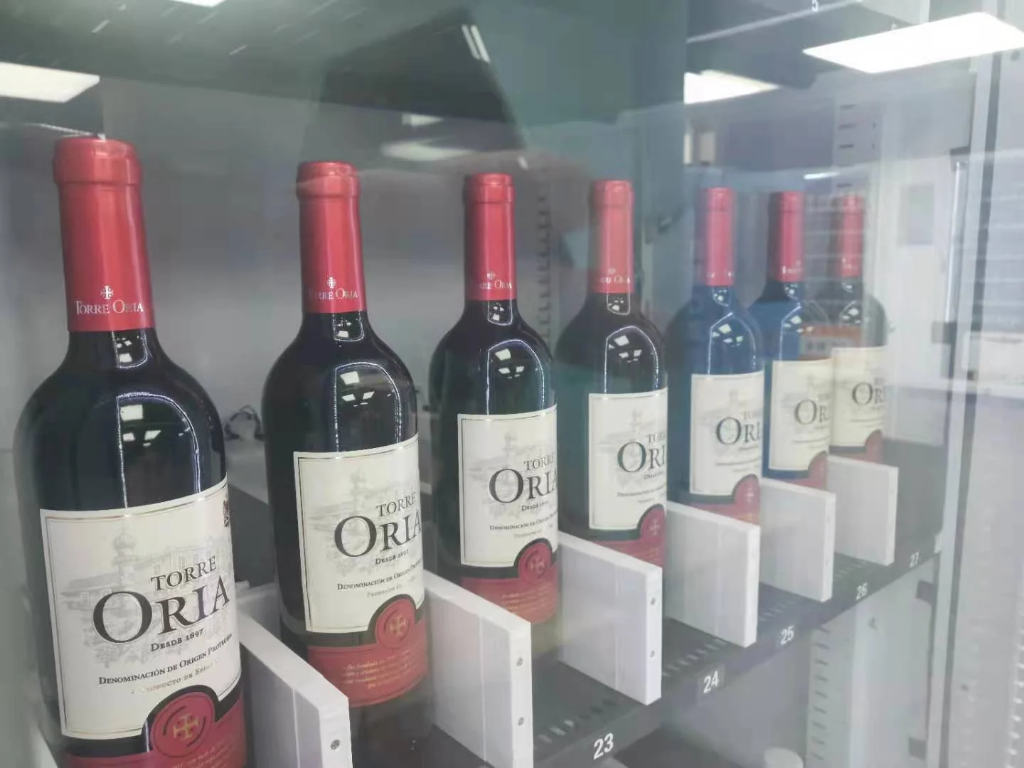 Red Wine Whiskey Vending Machine Beer Wine Bottle Vending Machine with Age Verification Mini Bar Machine for Wine and Red Bull