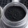 Gris oscuro