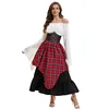 Haut blanc à taille cintrée et jupe midi rouge et noire