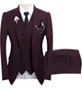 Top, pantaloni e gilet rosso scuro