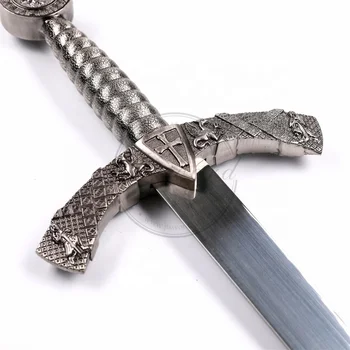 12世紀の中世ヨーロッパの歴史的な十字軍の騎士テンプラーの剣