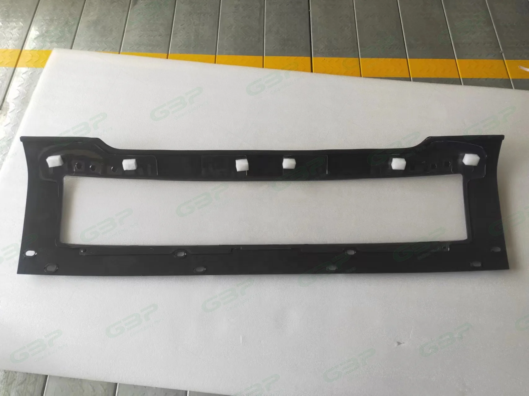 SUNVISOR MIDDLE WITHOUT TOP LAMP HOLE NORMAL CABIN 84010909 84162948  for VOLVO FH4 EUROPEAN TRUCK BODY PARTS
