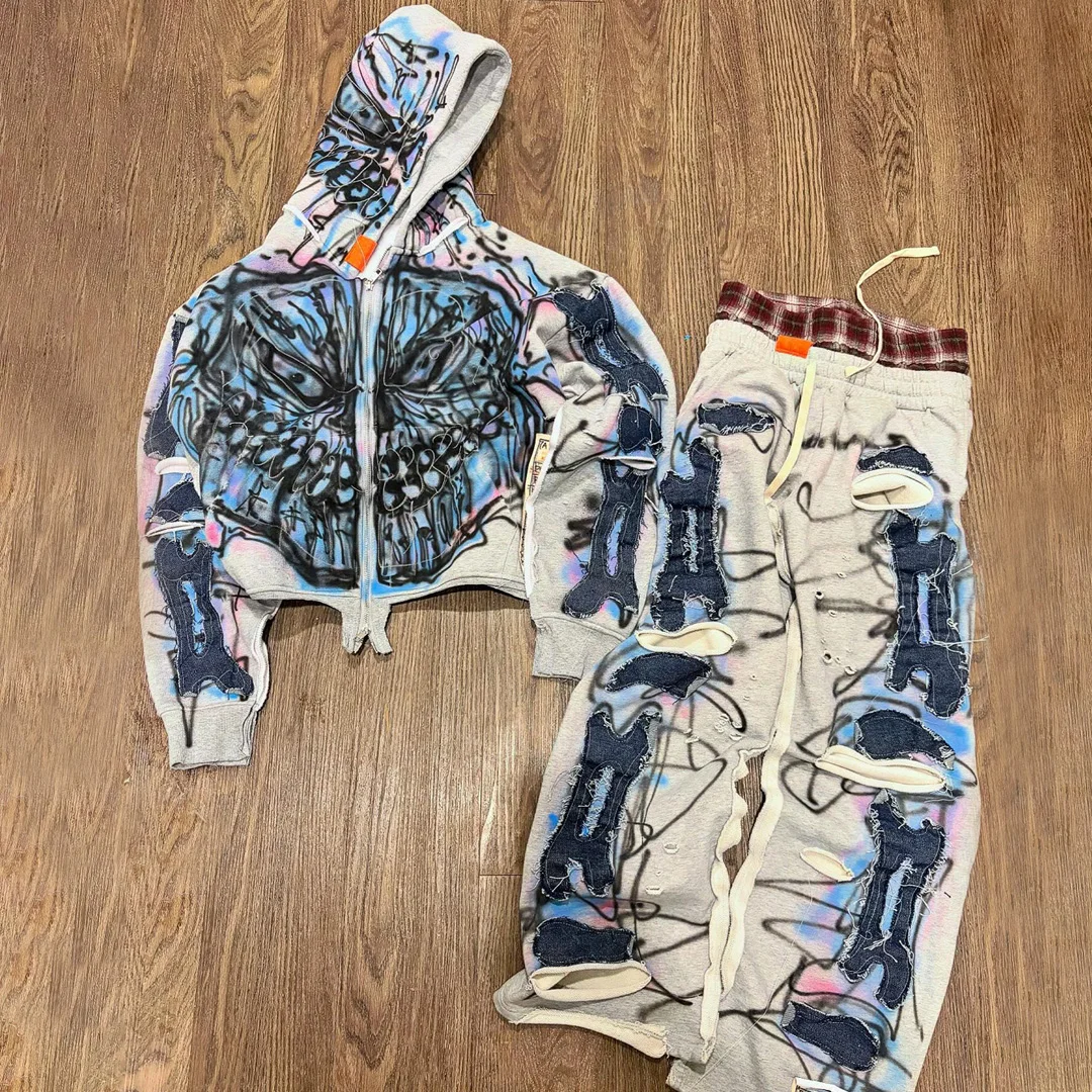 Mandlig hættet to-delts sæt, tilpasset gade-mode, anime- og graffiti-mønstre over hele overfladen, ødelagt og forældet vintage-sportstøj med patch-broderi