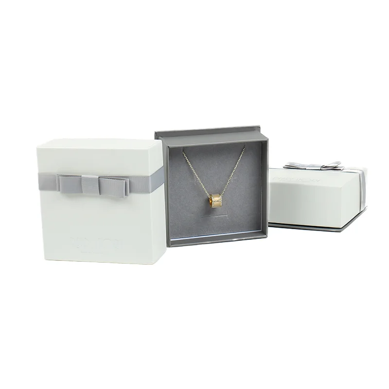 กล่องบรรจุภัณฑ์เครื่องประดับที่เป็นมิตรต่อสิ่งแวดล้อม ทำจากกระดาษแข็งสีเทาแบบแข็งแรง หนา 2 มม. พร้อมพิมพ์โลโก้ตามแบบที่ลูกค้ากำหนด และผิวสัมผัสแบบนูนสำหรับถ่ายภาพ ผลิตจากกระดาษรีไซเคิล