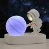Astronauta amado-baloncesto-luz colorida