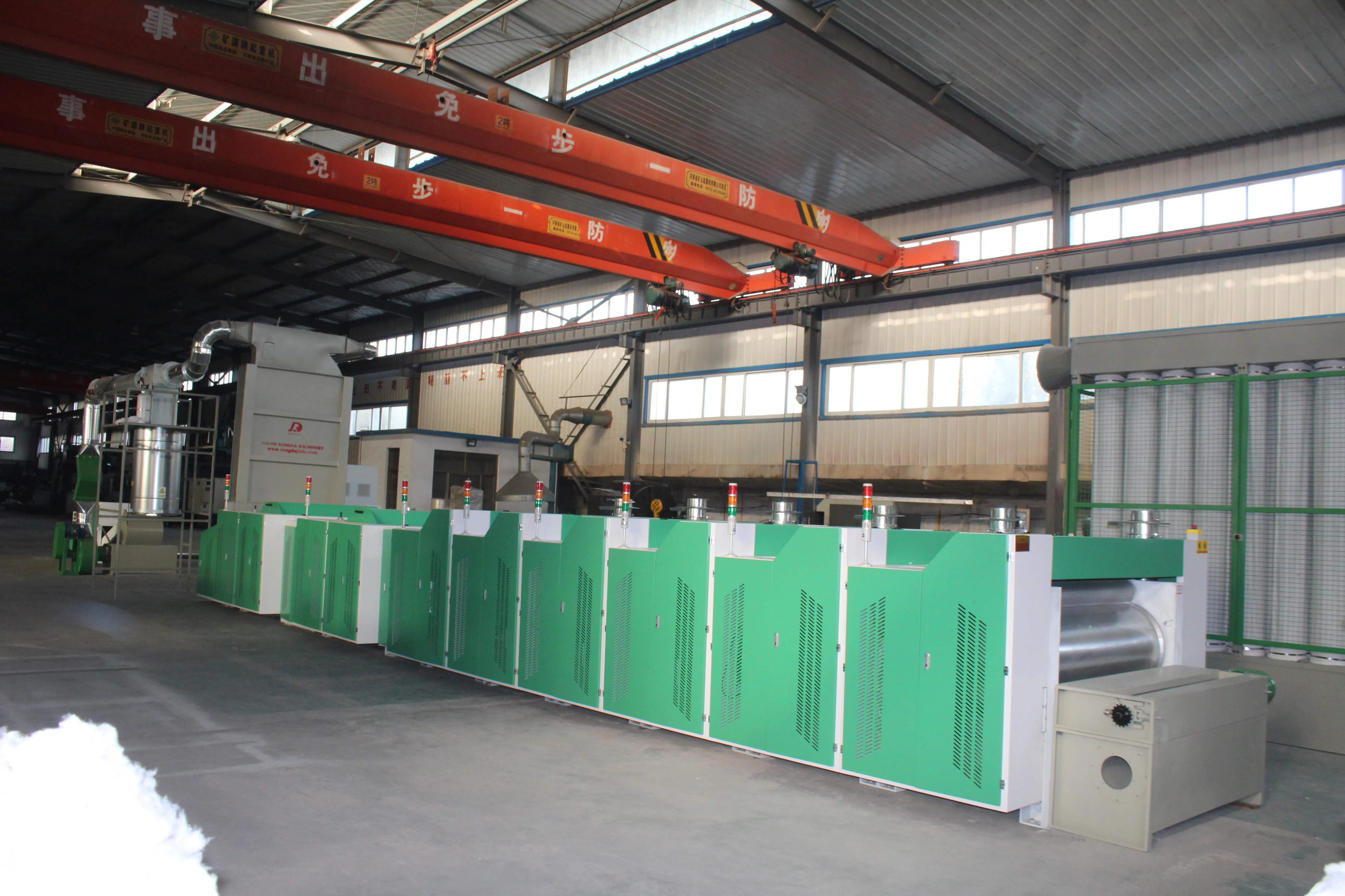 Машина для переработки ткани из джинсовой пряжи открывания и очистки