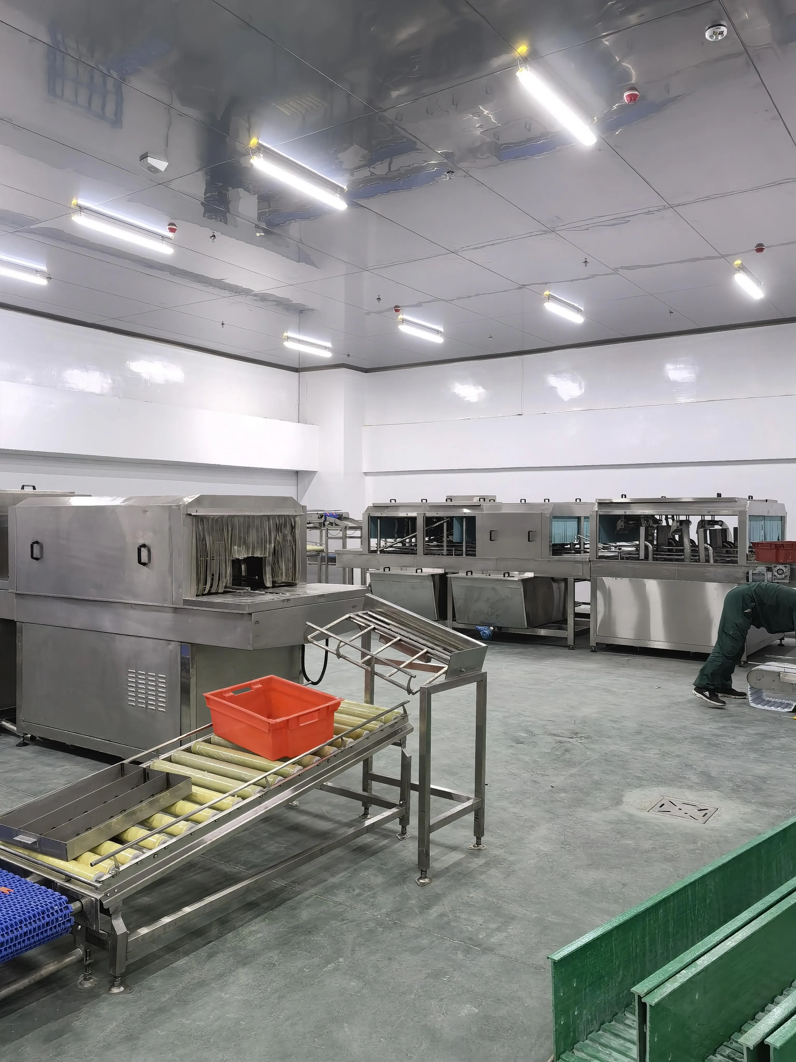 Highly efficient automatic tray basket cleaning machine for meat processing