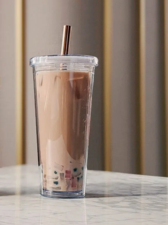 Лидер продаж на Amazon прозрачная акриловая Двухстенная чашка для молока и чая объемом 20 унций без БФА пластиковая Boba с соломинкой