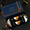 I-2 tasses, 2 plats, 2 cuillères relié