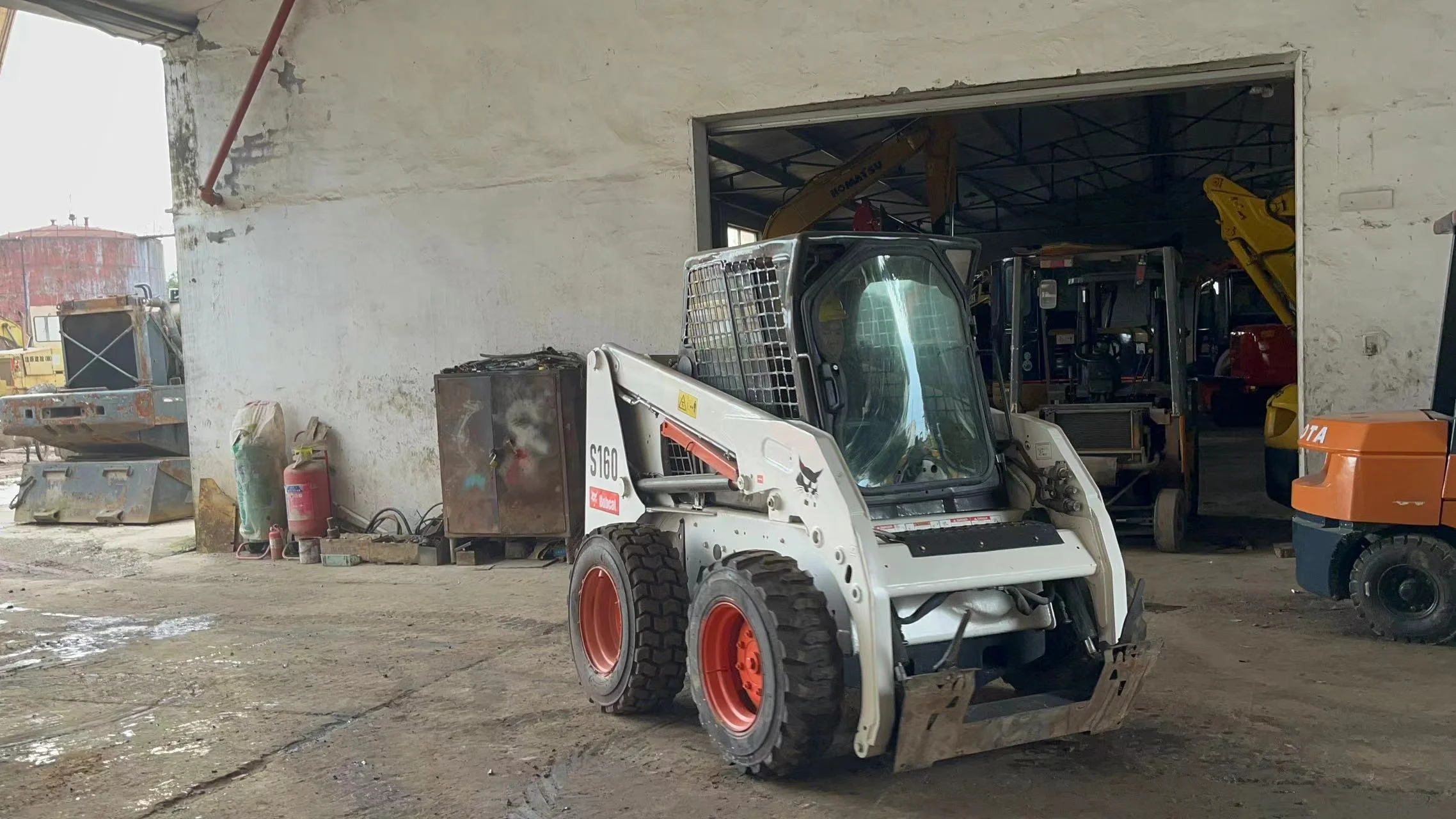Mini Used Loaders Used Powerful Performance Bobcat S160 S175 S185 S300 Small Skid Steer Loader With Shovel Bucket