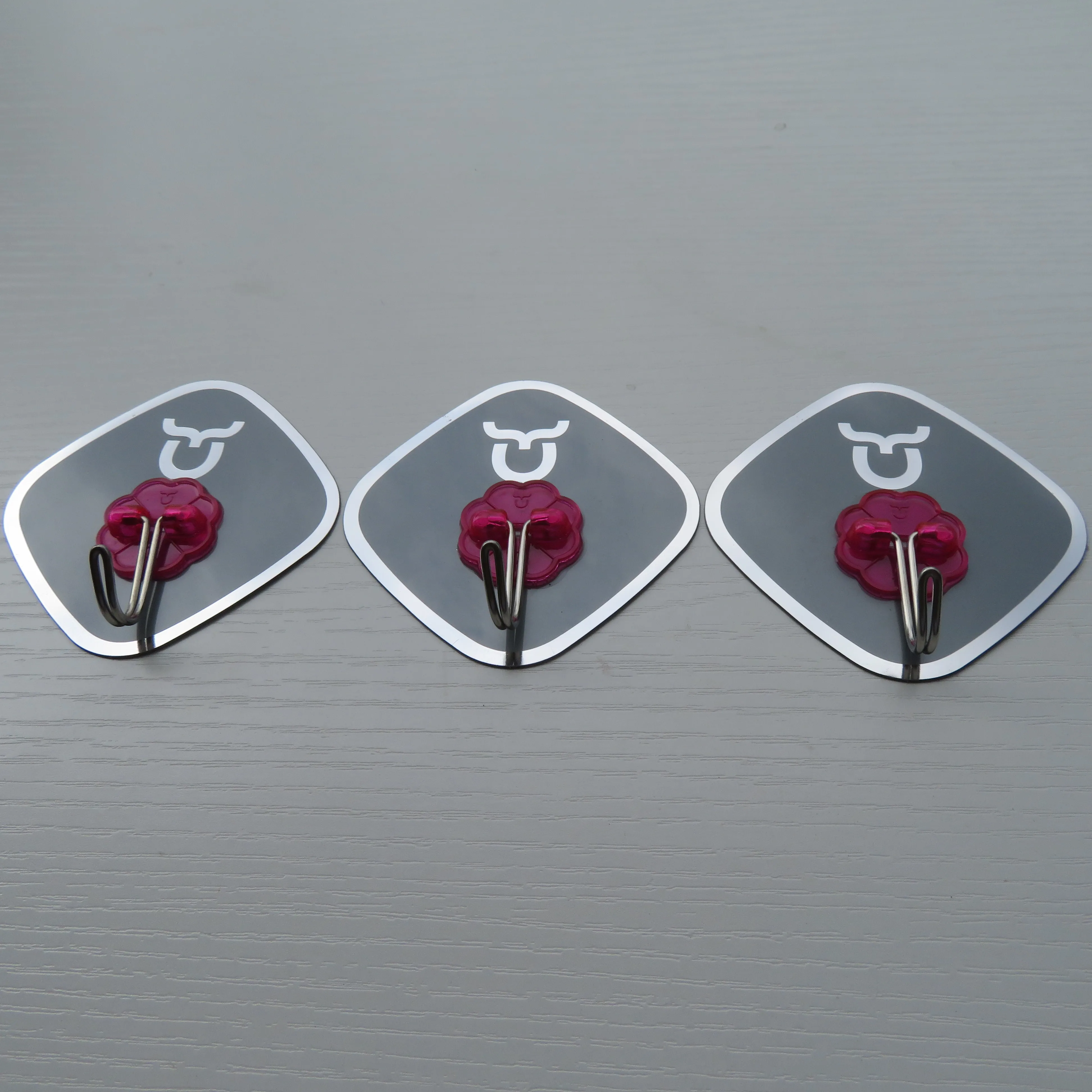 Can process and customize a variety of color plum pieces of metal traceless novelty hooks factory direct sales manufacture