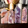 Pilastro quadrato con fiori di ciliegio rosa e viola