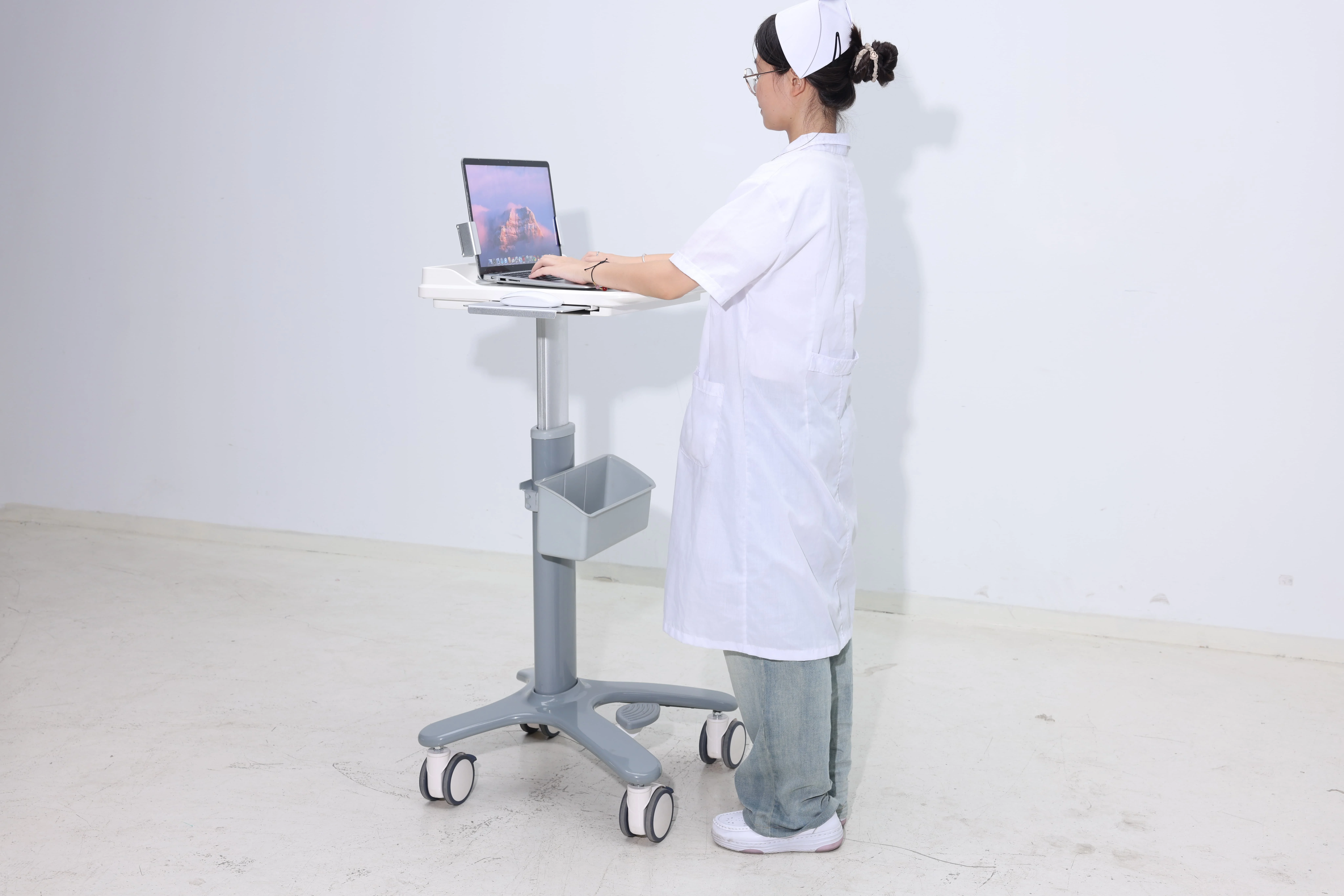Lightweight Aluminum Modern Medical Laptop Cart with Foot Pedal Adjustment Mouse Platform ABS Storage Box for Hospital Hotel Use 4
