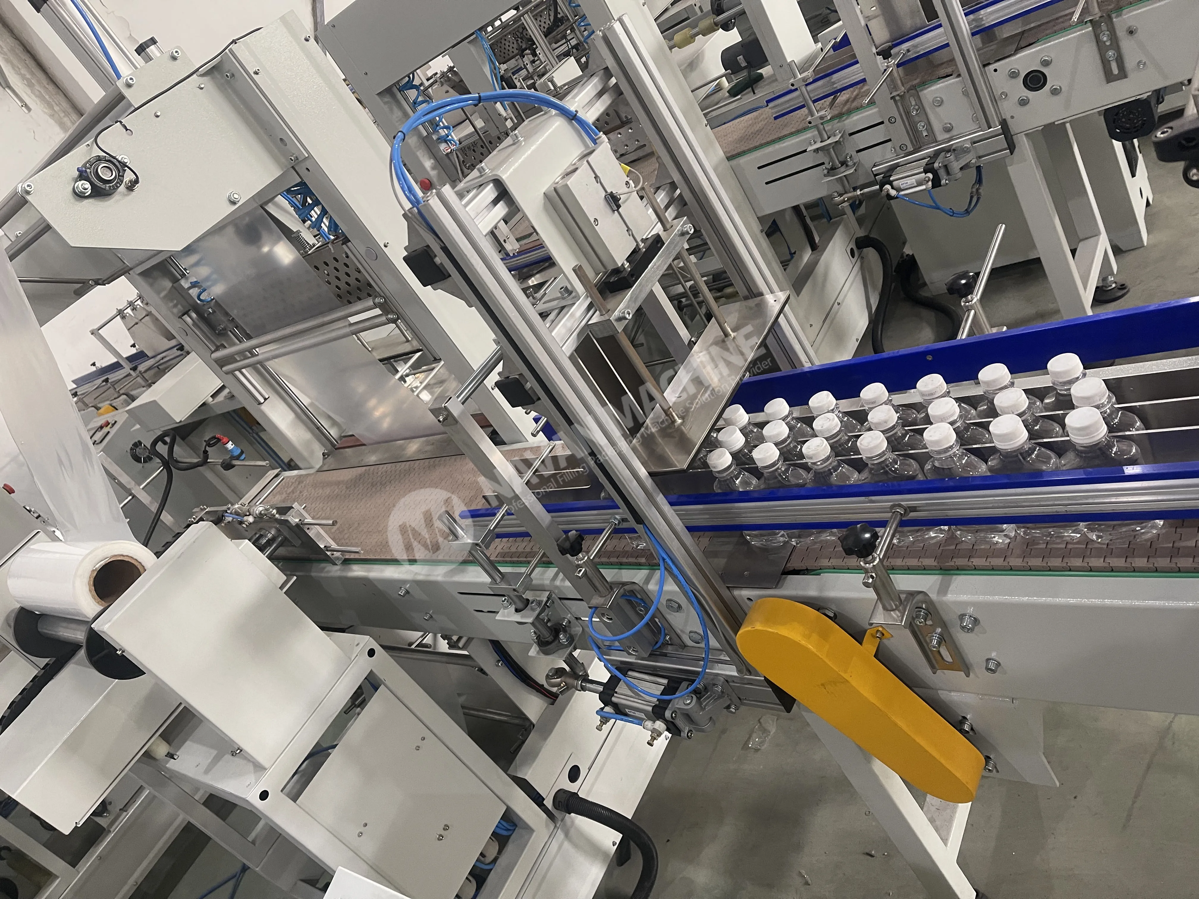 Heat Shrink Film Wrapping Machine Automatic Plastic Bottle PE Film Packaging Machine for Water Juice Carbonated Drink Bottle factory