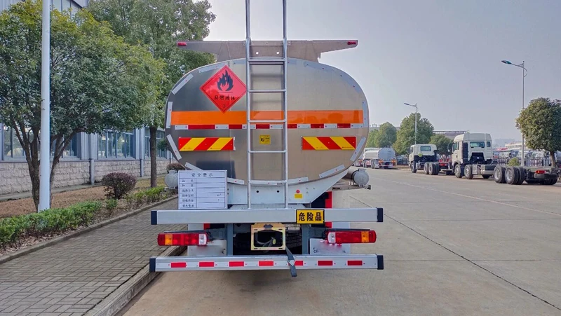 专业新型 HOWO 8x4 油罐车 35000L 可燃液体运输燃油车 专业新型 HOWO 8x4 油罐车 35000L 可燃液体运输燃油车