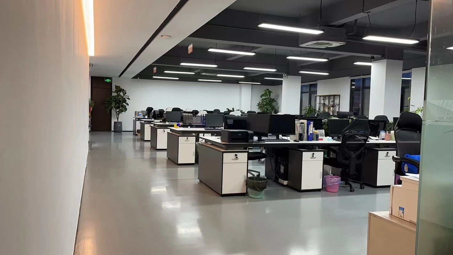 Yiwu City Juzhongxing Garments Co., Ltd.