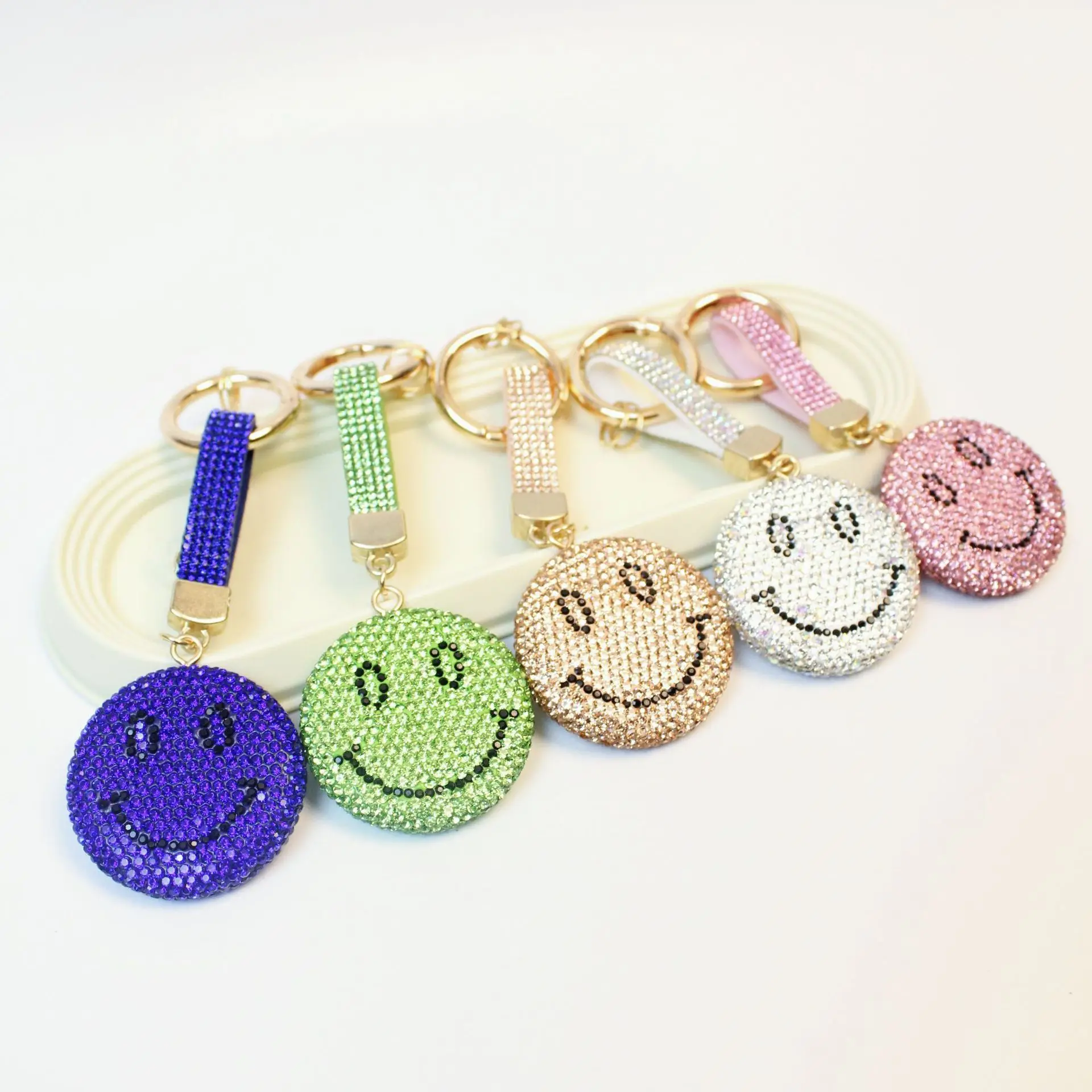Happy Smile 3D Metal Keychain - Cute Diamond Style Pendant