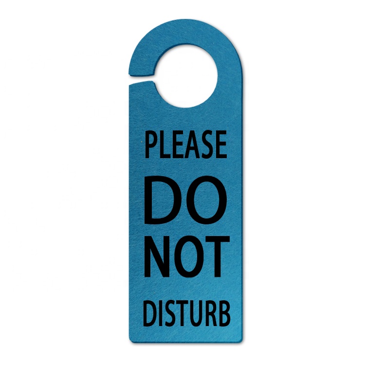 Не беспокоить доску на дверной бирке и знаках