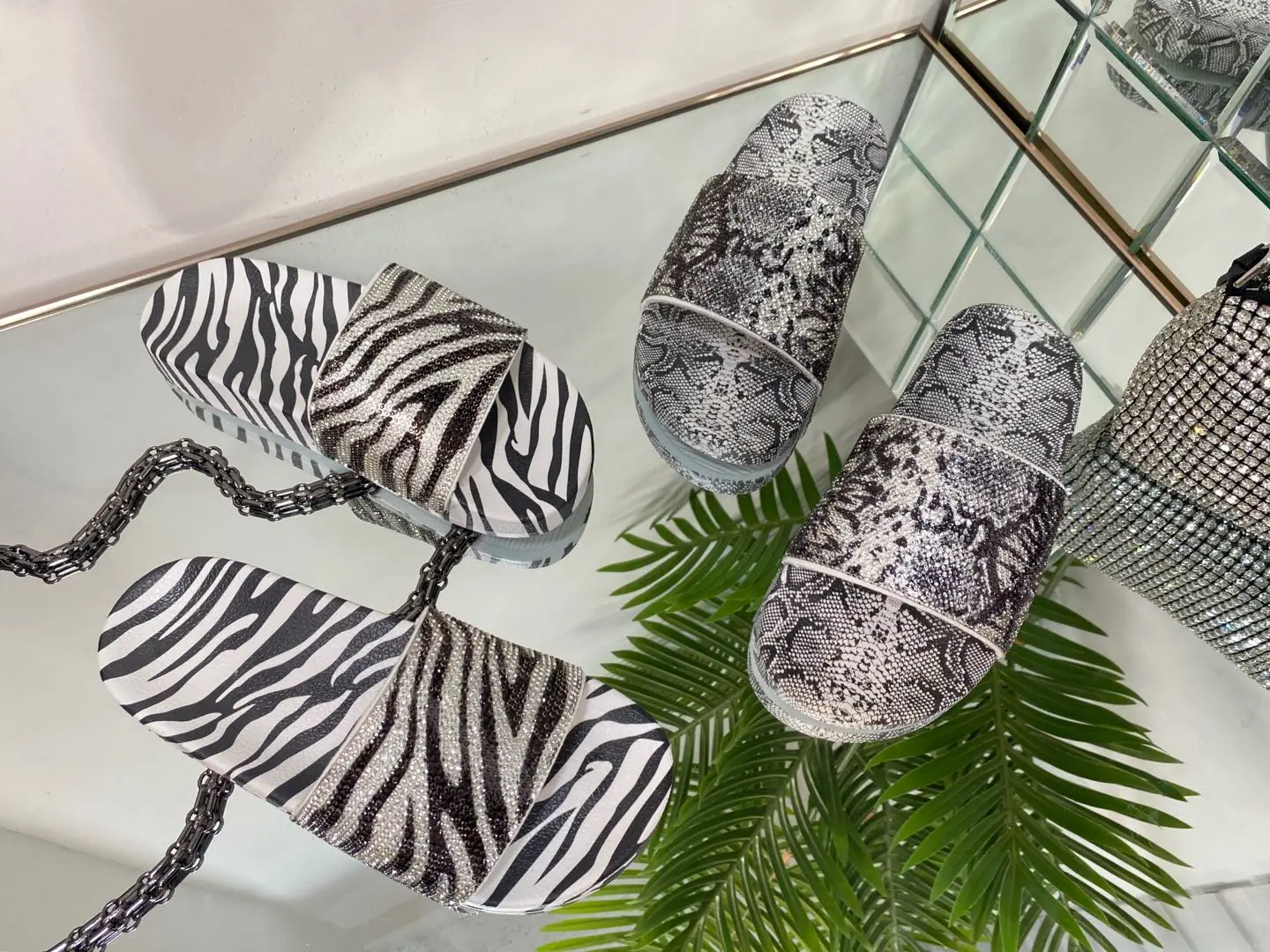 Sandals for Women Comfy Shining Diamond Flats Roman Shoes Casual Summer Beach Travel Indoor Outdoor Slipper 