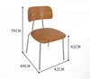 Silla con respaldo curvo color nogal
