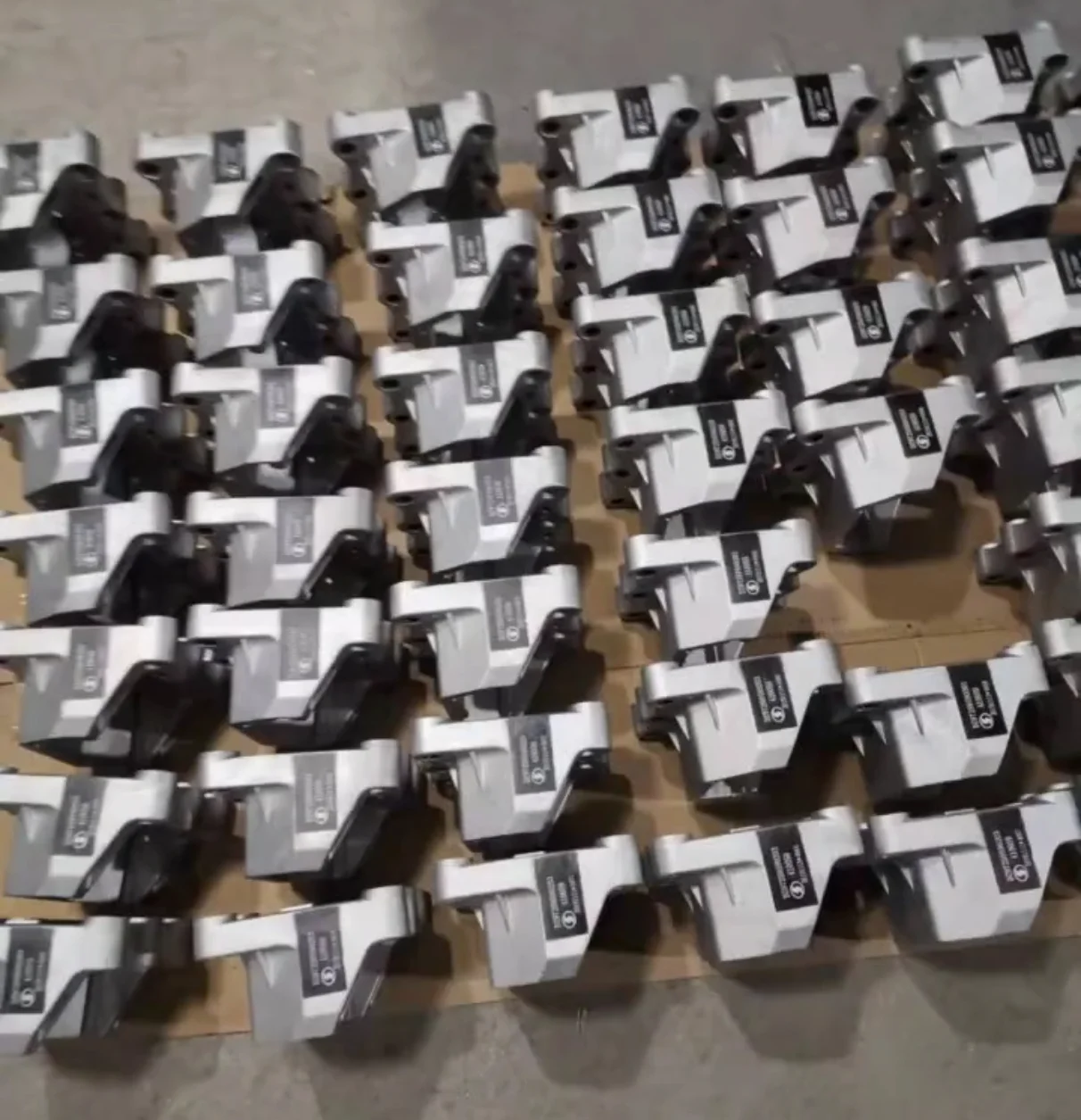 Engine Rear Suspension Support Assembly Shacman Part Engine Mount