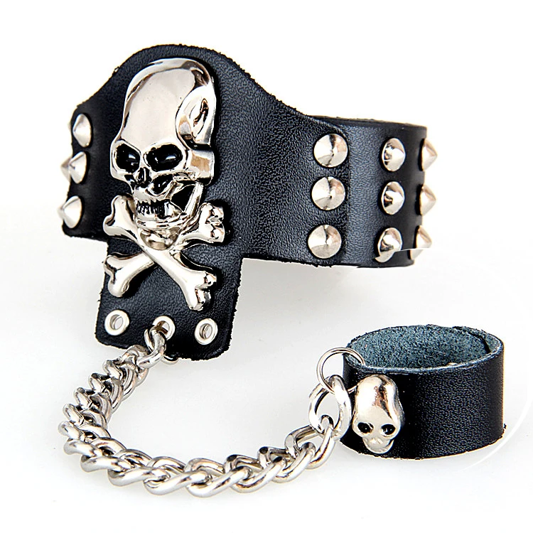 Cráneo pulsera y anillos visualmente  Fashion, Punk accessories, Punk  outfits