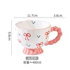 Tazza da cena con manico decorato con fiocco e bordo rosa