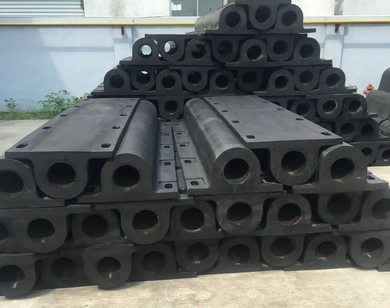 Extruded Dock Fender EPDM B/c/w Shape Rubber Fenders Cylindrical Rubber Fender