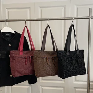 Large Capacity Shoulder Bag for Women 2026 Winter New Leopard Pattern Tote Bag Stylish and Trendy Women's Handbag with Zipper