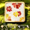 Kit de material para posavasos cuadrados con diseño de flujo dorado.