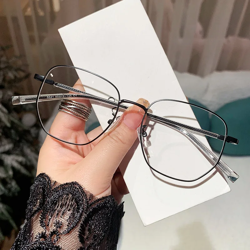 2026 Nieuwe metalen vierkante full-fra fotochromatische anti-blauwlichtbril met modieus geometrisch patroon en PC-lenzen._voghion.com